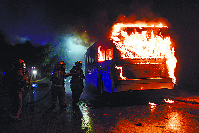 $!Choque de transporte de personal deja 9 personas lesionadas