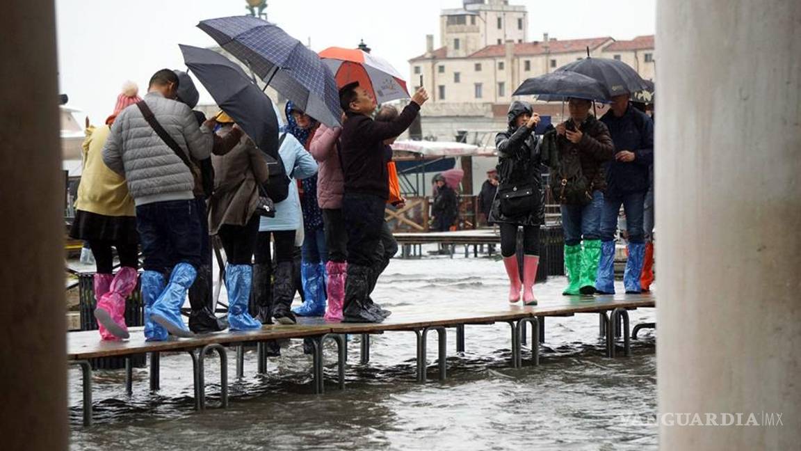 $!Venecia se ahoga, sufre peor inundación desde 1966