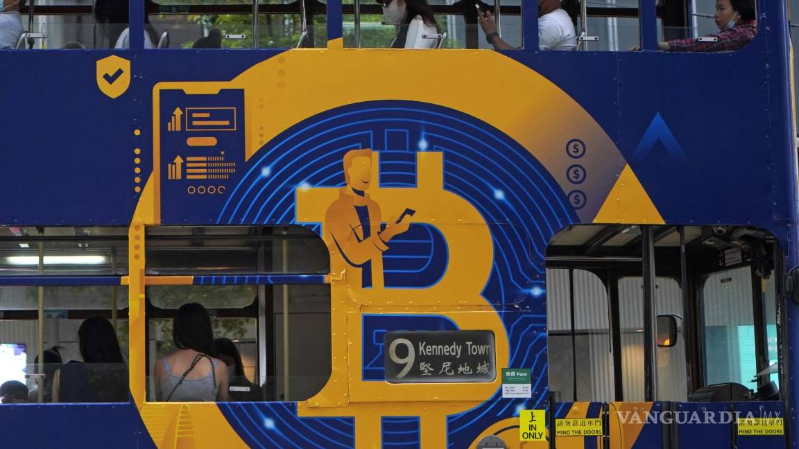 $!Vista de una publicidad del bitcoin en Hong Kong. La criptomoneda atraerá ahora a nuevos jugadores al ofrecer una mayor certeza.