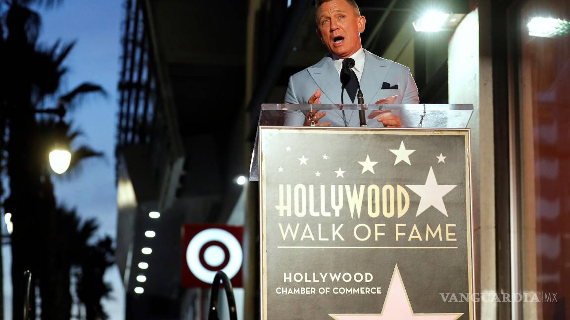 $!El actor británico Daniel Craig habla durante una ceremonia en su honor mientras recibe una nueva estrella en el Paseo de la Fama de Hollywood en Los Ángeles, California. EFE/EPA/Caroline Breham