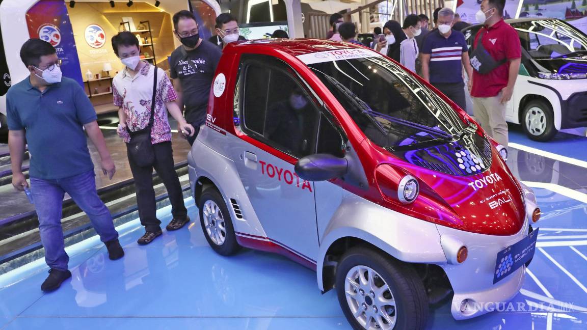 $!Los visitantes examinan un automóvil eléctrico Toyota durante un salón del automóvil organizado por la Asociación de Industrias Automotrices de Indonesia (GAIKINDO) y titulado GAIKINDO Indonesia International Auto Show (GIIAS), en Tangerang, Indonesia. AP/Tatan Syuflana