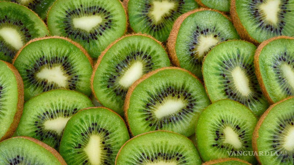 $!El kiwi destaca por su alta concentración de vitamina C, incluso superior a la de muchos cítricos.