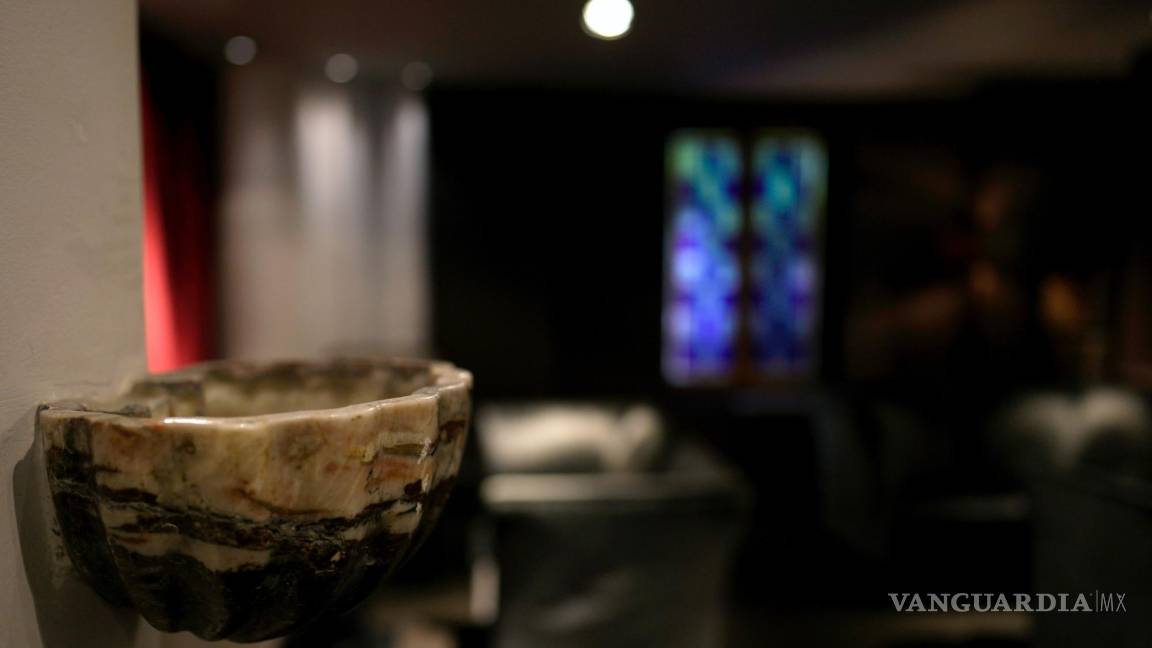 $!Una fuente de agua bendita se coloca en la entrada del hotel Martin’s Patershof en el centro de Mechelen, Bélgica.