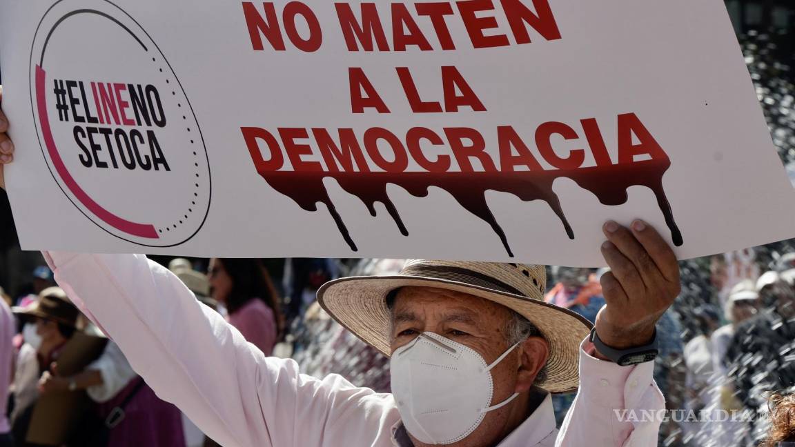 $!Decenas de personas marchan en defensa defensa del INE y contra la polémica reforma electoral que impulsa Andrés Manuel López Obrador en Toluca (México).