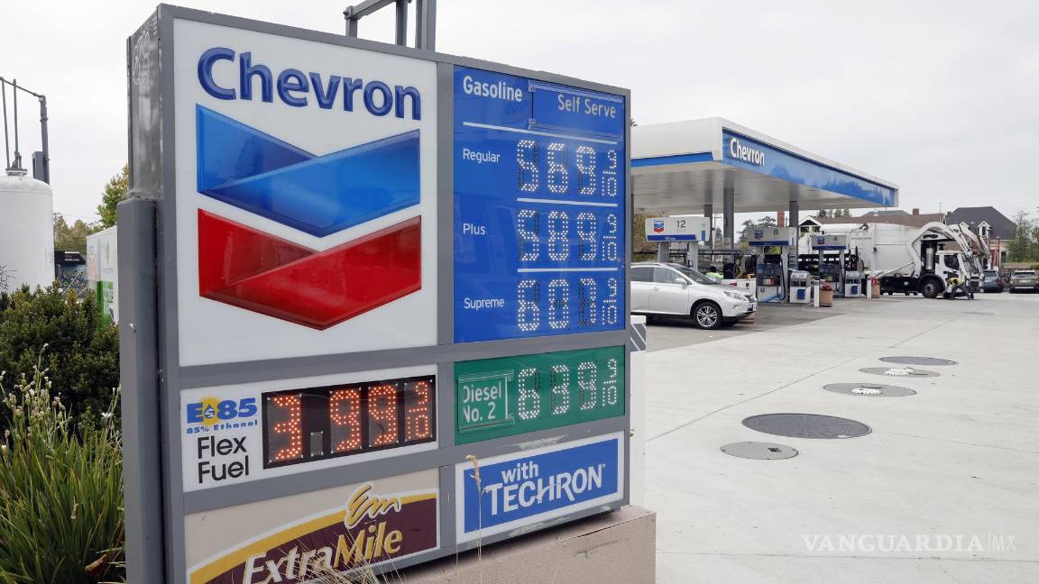 $!Una pantalla de precios de combustible de Chevron frente a una estación de gasolina de Chevron en Berkeley, California.