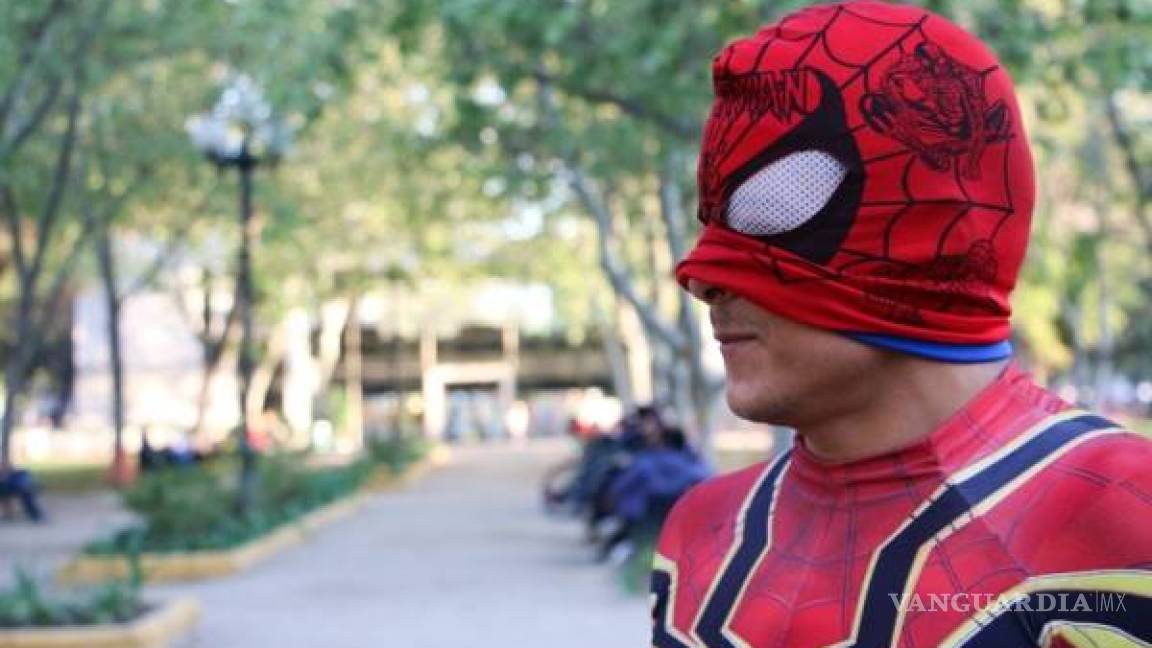 'Estúpido y sensual Spider-man' detiene a ladrón que había robado el celular a una chica (video)