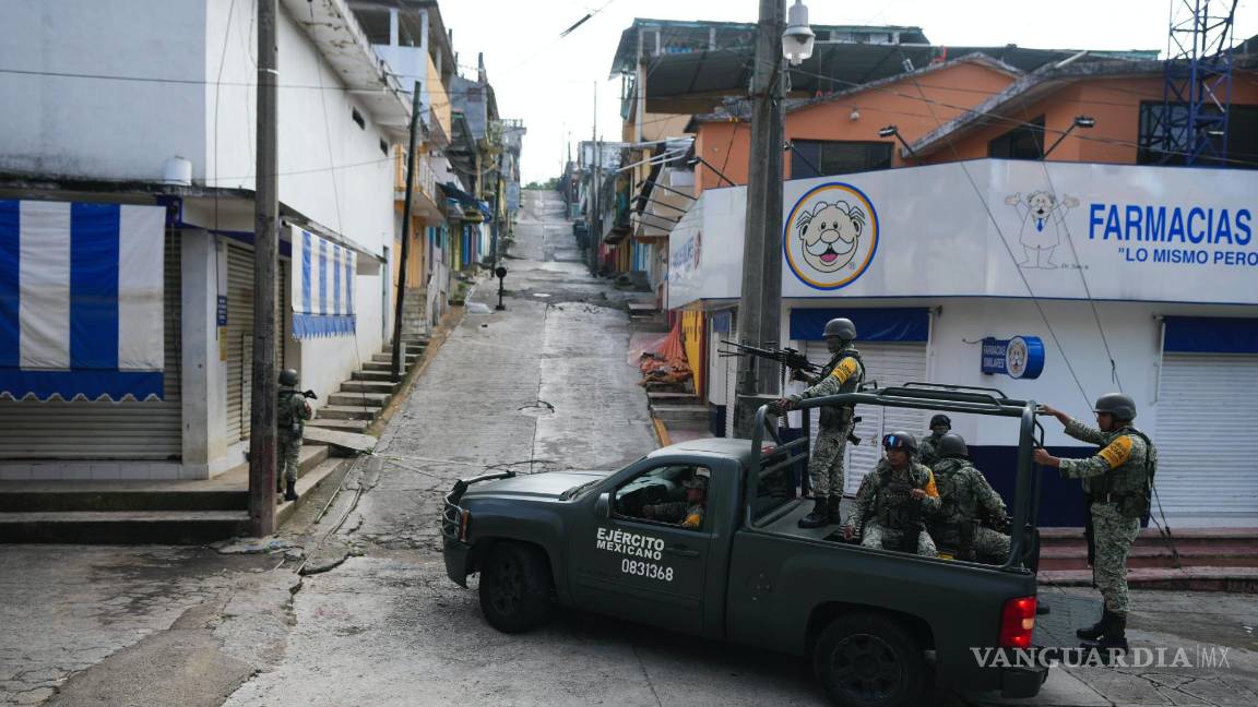 $!Soldados patrullan junto a comercios cerrados en Tila, en Chiapas. La población huye de la localidad debido a la violencia relacionada con el crimen organizado.