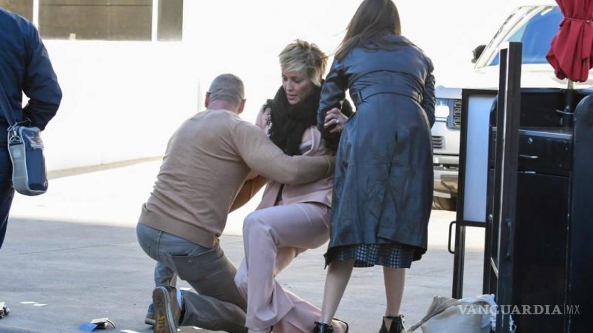 $!Enormes tacones provocan caída de Sharon Stone