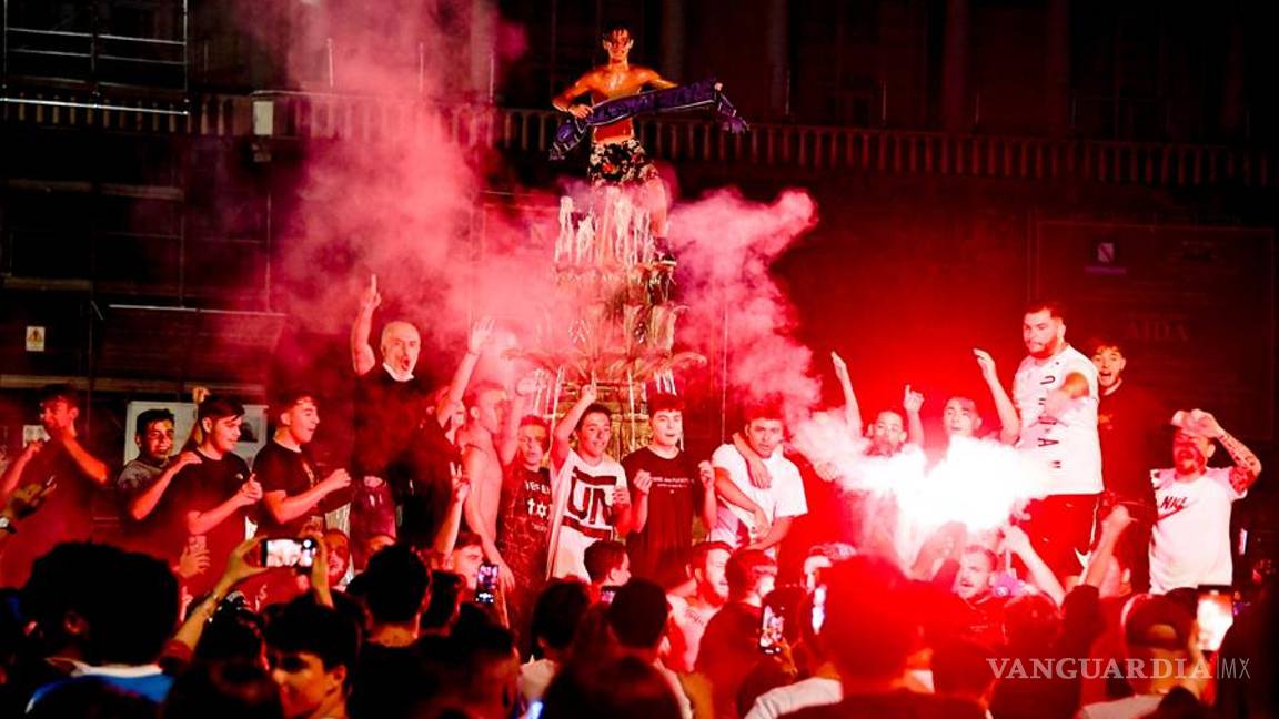 $!Nápoles olvida la sana distancia y llena sus calles tras ganar la Copa Italia (fotos)