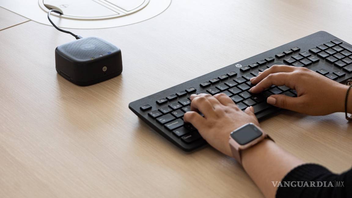 $!Trabajo con teclado junto a sensor ambiental GAIA. EFE/Actiu