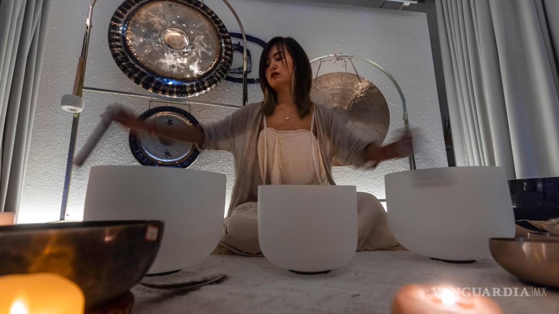 $!Huang Xinyi, propietario e instructor principal de Creative Shelter, dirige una sesión produciendo sonidos de meditación en Shanghai, China. EFE/EPA/Alex Plavevki