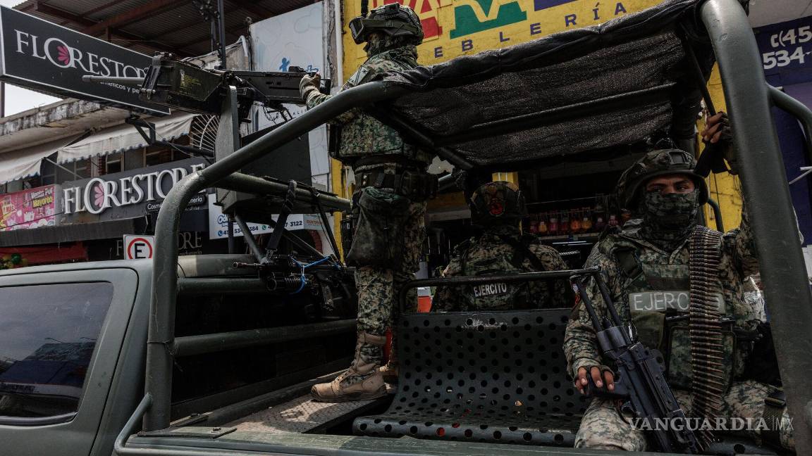 $!Miembros del Ejército mexicano patrullando las calles el año pasado en el estado de Michoacán, donde los cárteles utilizan drones y otras armas de guerra.