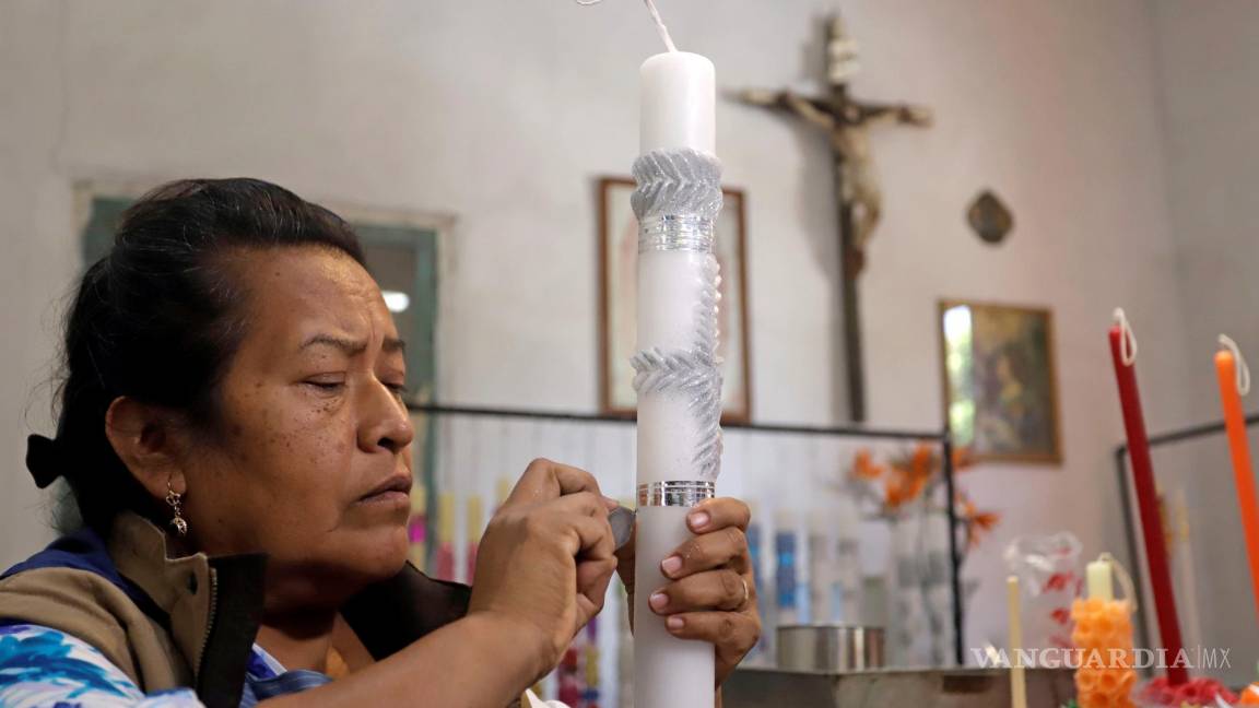 Velas escamadas iluminan el camino de las almas en los altares del Día de Muertos en México