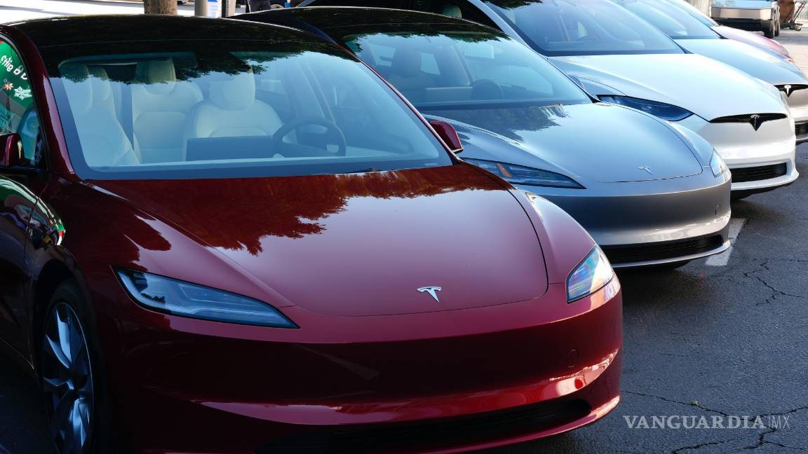 $!Los vehículos Tesla se exhiben en el Auto Show AutoMobility LA en Los Ángeles