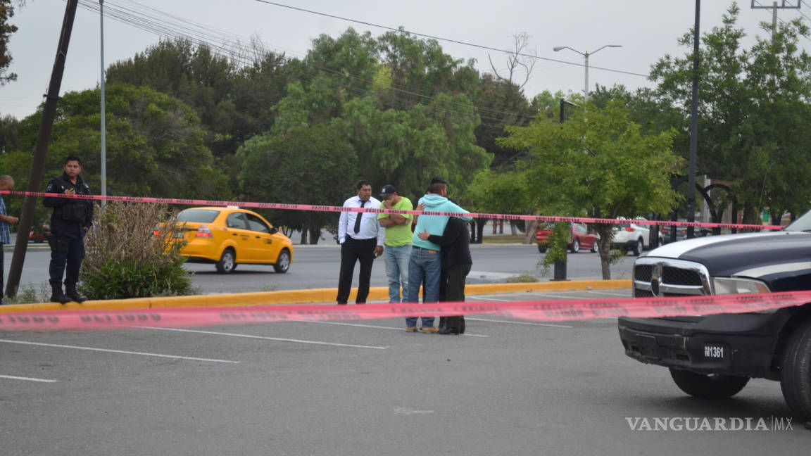 Mujer ve morir a su padre de un infarto; iban a cobrar su ayuda económica, en Saltillo