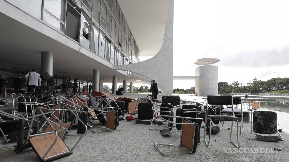 $!Destrozos en el Palacio de Planalto luego de que manifestantes bolsonaristas tomaran la Plaza de los Tres Poderes.