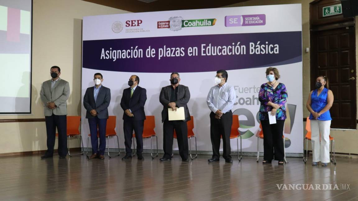 Inician entrega de 876 plazas a docentes en Coahuila