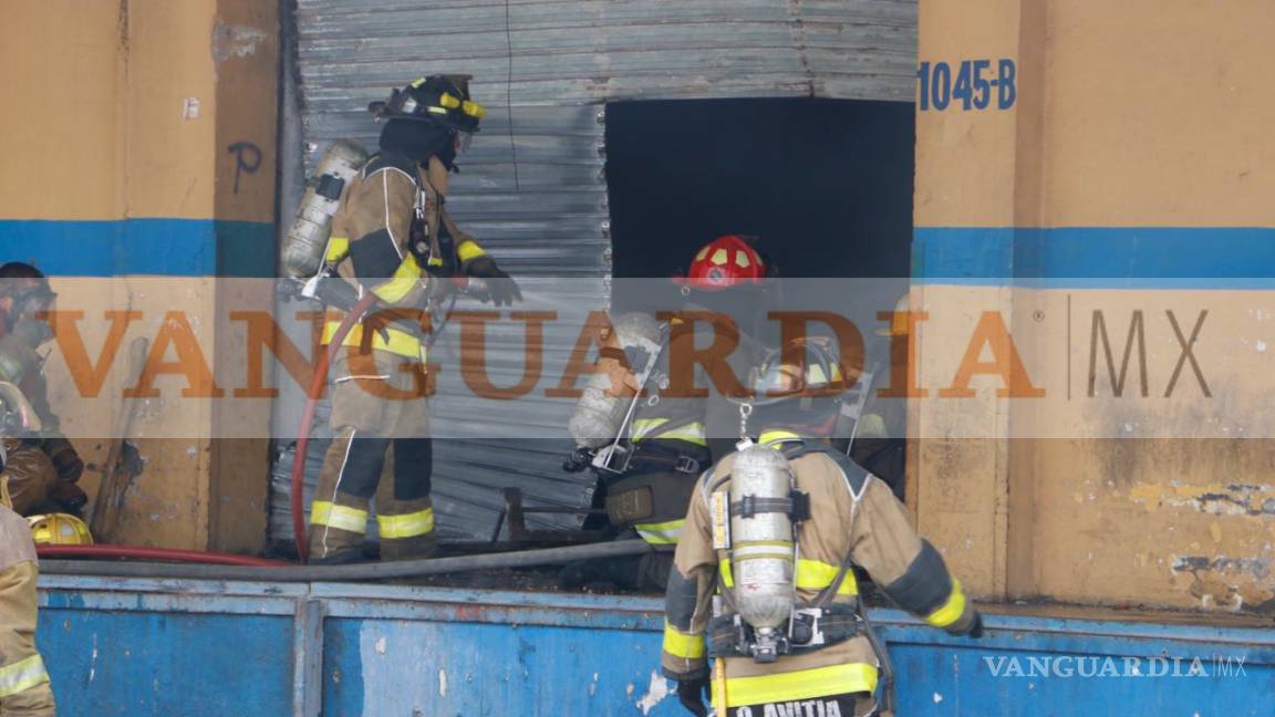 $!Fuerte incendio en bodega a la altura de la Central de Abastos alarma a Saltillo