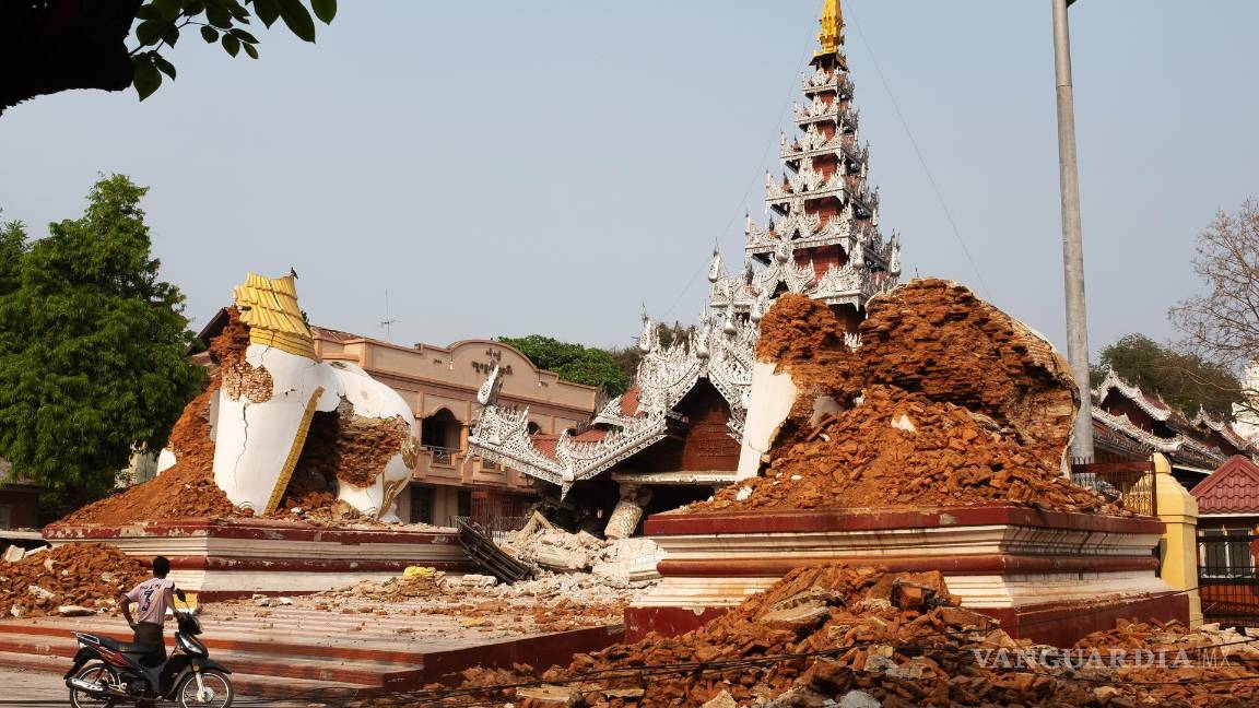 $!Un hombre mira la pagoda Maha Myat Muni derrumbada tras un terremoto en Mandalay, Myanmar.