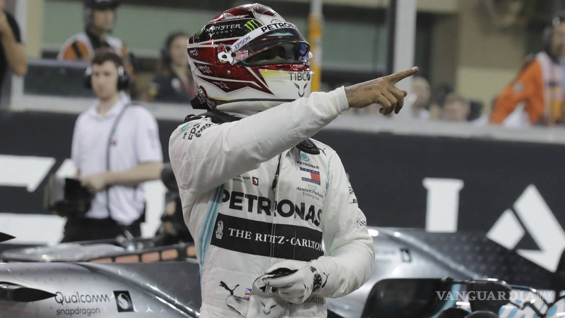 Lewis Hamilton a festejar en Yas Marina; salió desde la ‘pole’