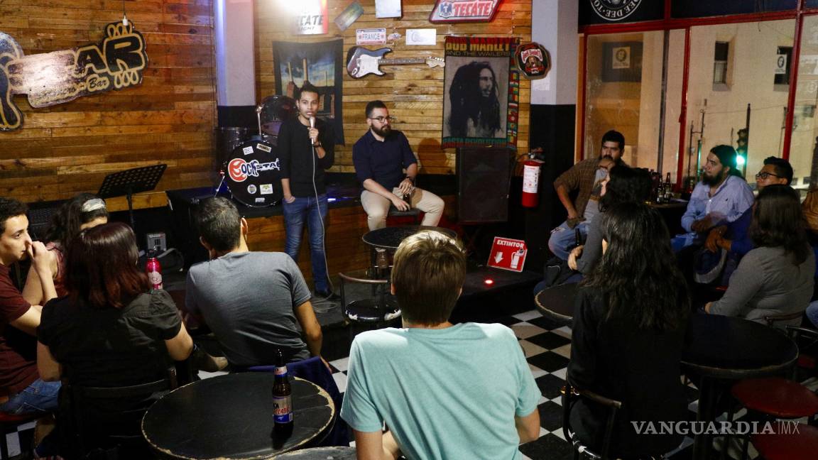 $!Jóvenes se reúnen para hablar de política en bar de Saltillo
