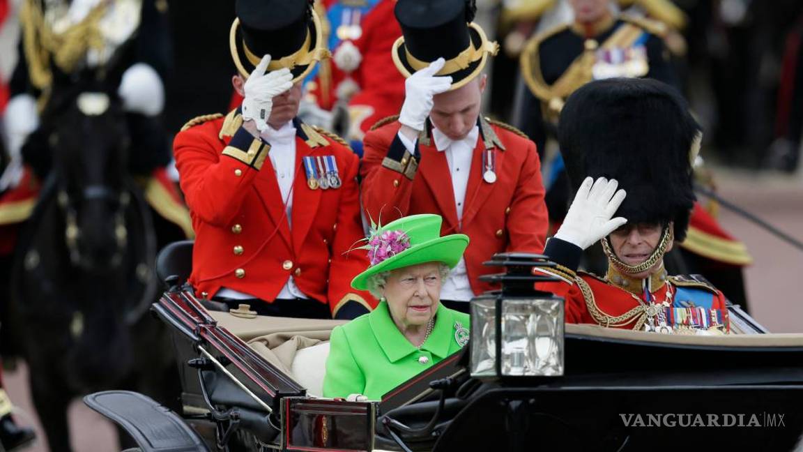 $!Londres vitorea a la reina de Inglaterra