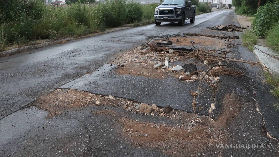 $!Cada temporada de lluvia, el agua desciende con fuerza por la pendiente, levantando el asfalto repetidamente.