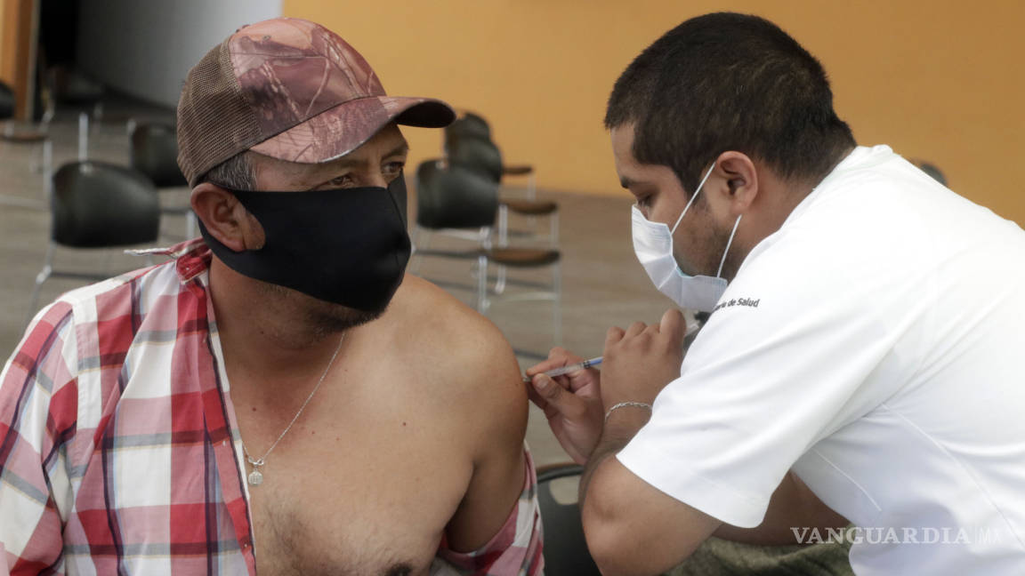 Arranca vacunación de adultos de 50 a 59 años en Coahuila; aplican primeras dosis a habitantes de Arteaga