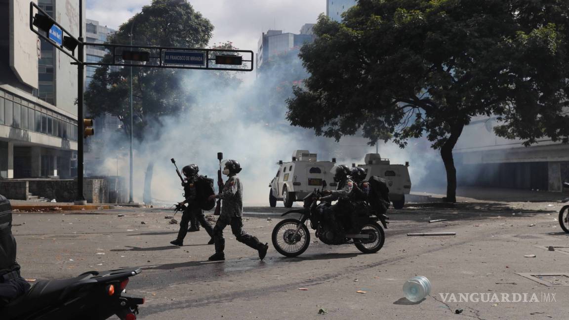 Con gas lacrimógeno policía dispersa a manifestantes opositores en Venezuela