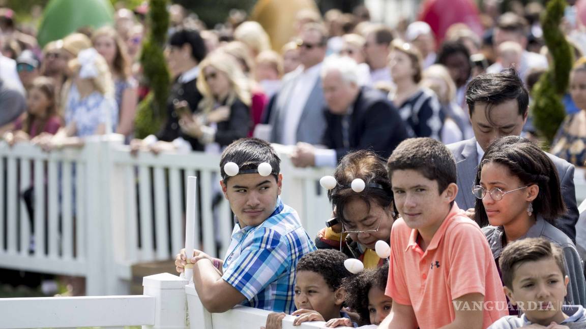 $!Donald Trump 'presume' a niños construcción del muro fronterizo con México