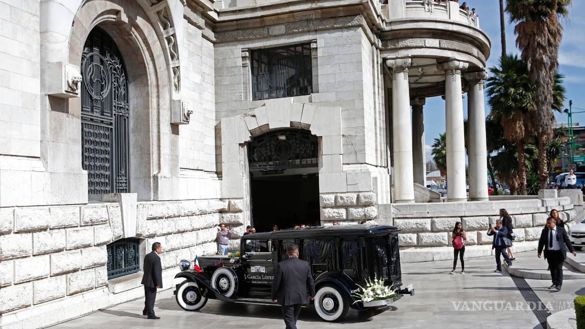$!FOTOGALERÍA: Palacio de Bellas Artes rinde tributo al príncipe de la canción José José