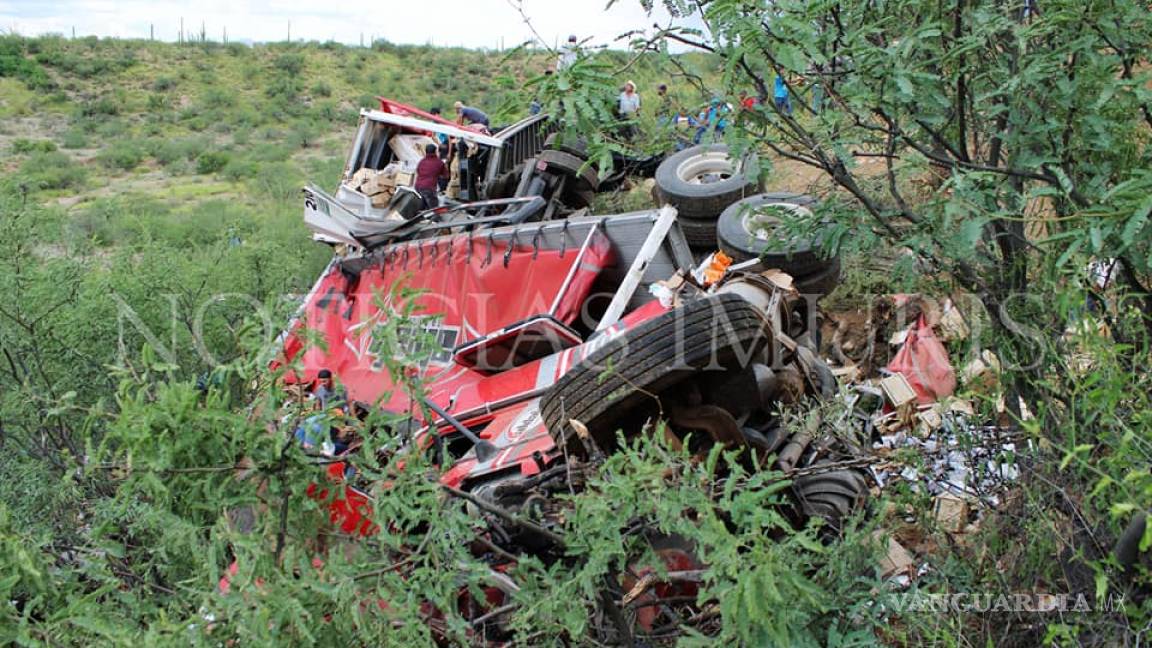 Camión de cerveza vuelca y cae por barranco en Sonora; chofer muere por paro cardiaco