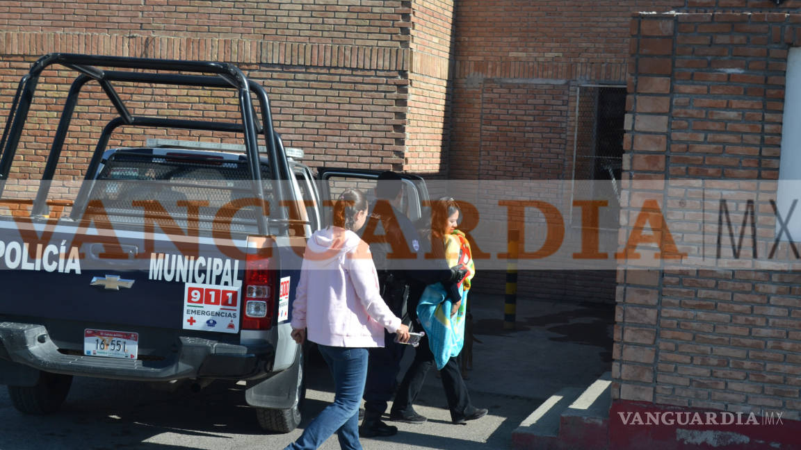 Padres dejan a bebé encerrado en un auto en Saltillo