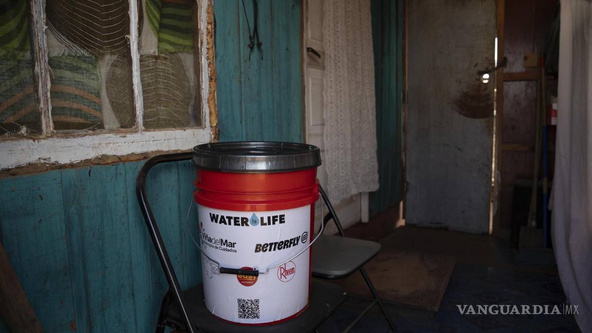 $!Uno de los sistemas de filtros que la Water is Life entregó a poblaciones sin acceso a agua pura en el campamento Parcela 11 de Forestal Alto en Viña del Mar, Chile.