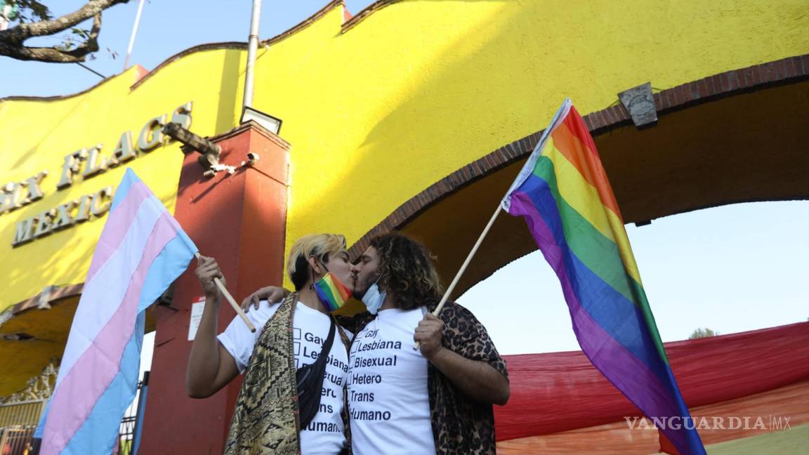Comunidad LGBT protesta contra discriminación en Six Flags y realizan un “besotón”