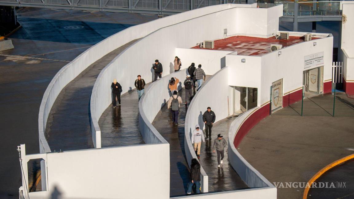 $!Cientos de personas volvieron a cruzar por el paso peatonal de la Garita El Chaparral Pedwest, que estuvo cerrado toda la temporada decembrina.