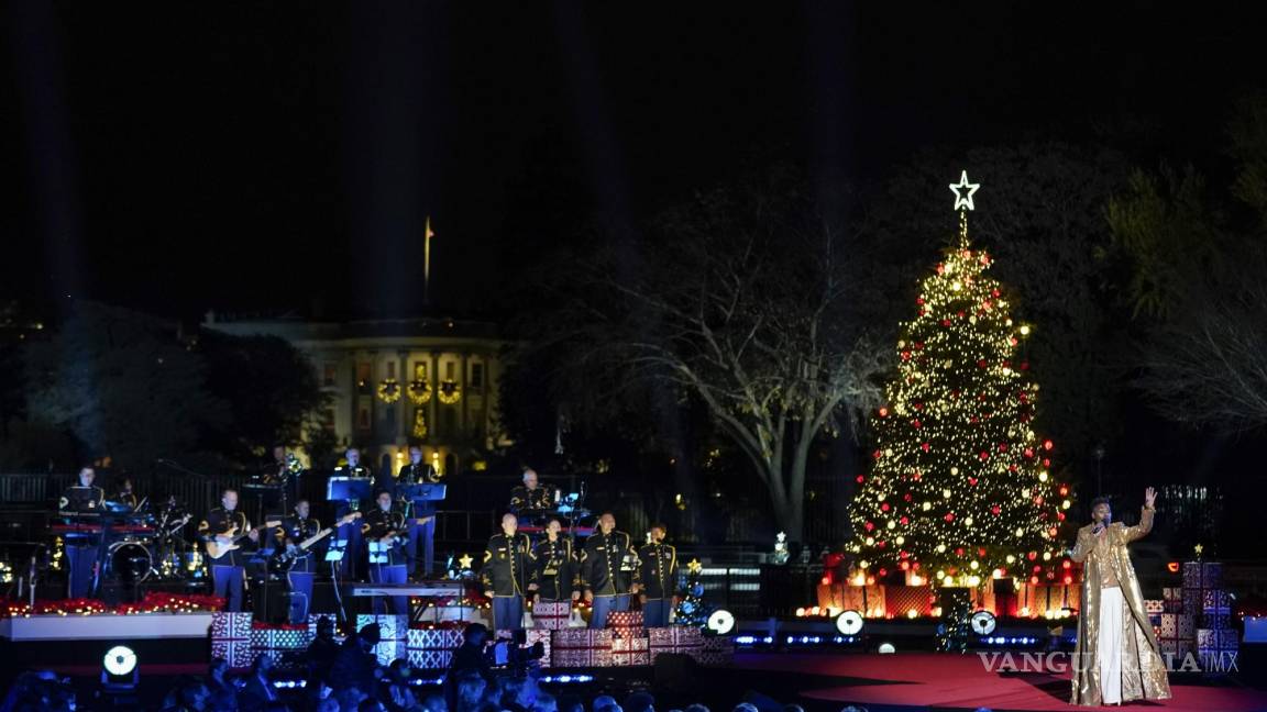 Enciende Biden el tradicional árbol de navidad; dedica acto a los fallecidos por COVID-19 en EU
