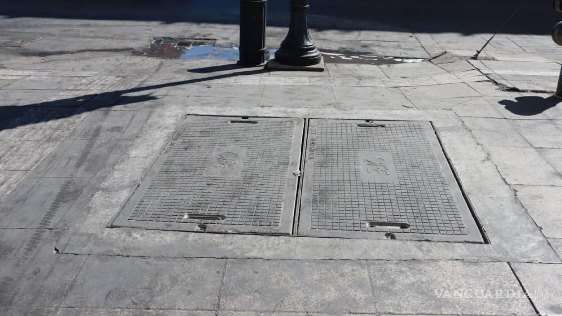 $!La rehabilitación de registros en banquetas busca ofrecer un tránsito más seguro para peatones y visitantes del primer cuadro.