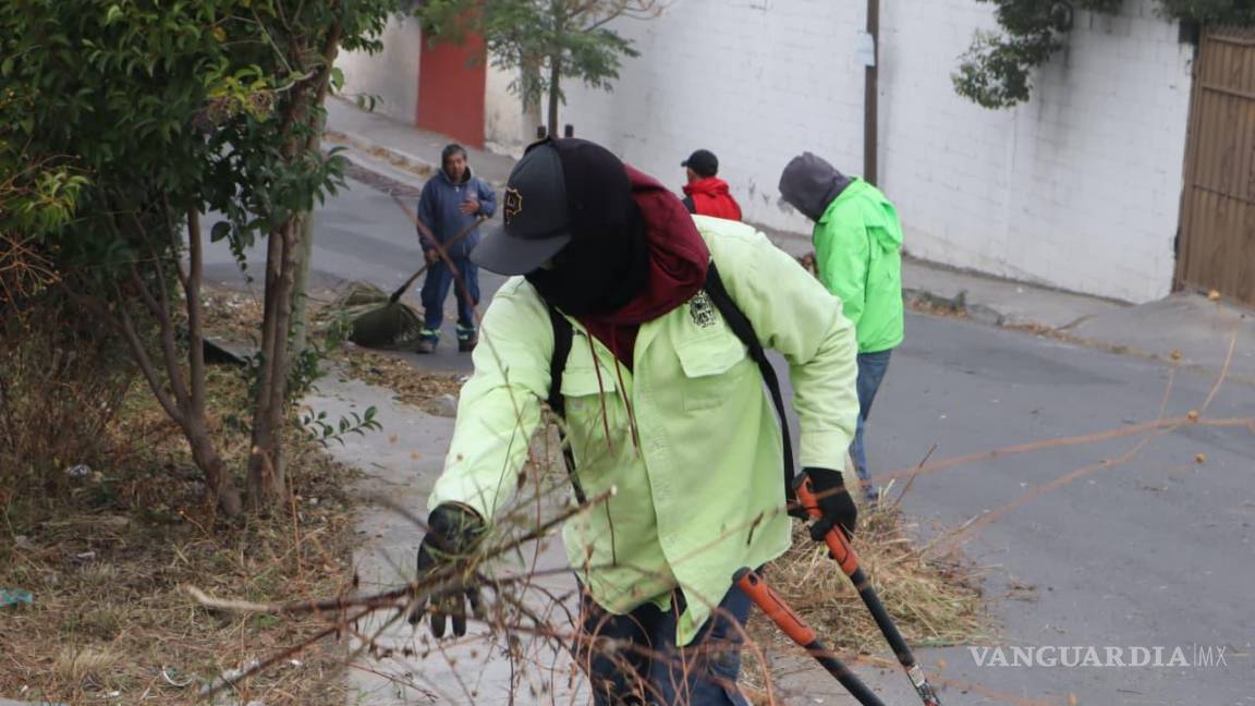 $!Brigadas de “Aquí Andamos” realizaron labores de limpieza y deshierbe en diversos puntos de Lomas de Lourdes para mejorar el entorno y reducir riesgos sanitarios.