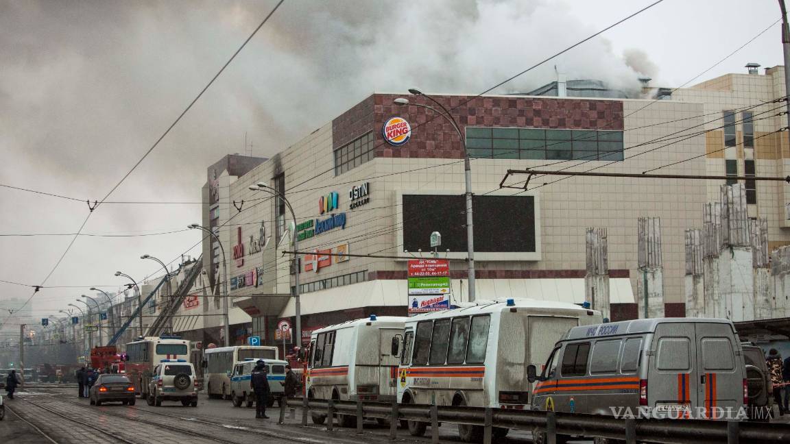 $!Suman 64 muertos por incendio en centro comercial de Siberia