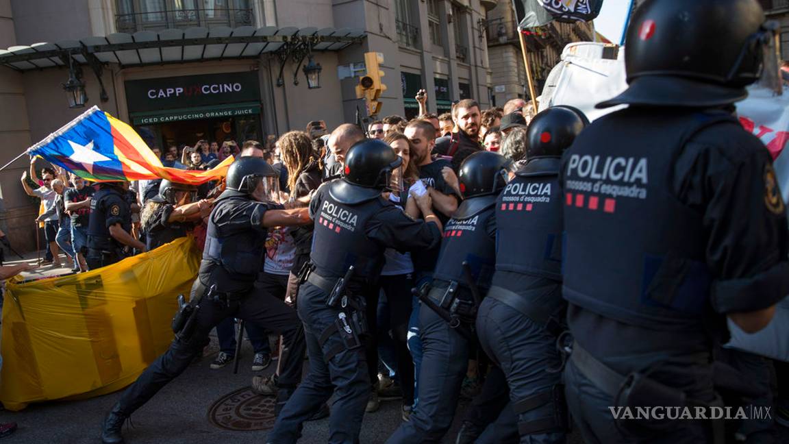 $!Policía se enfrenta a separatistas catalanes en Barcelona