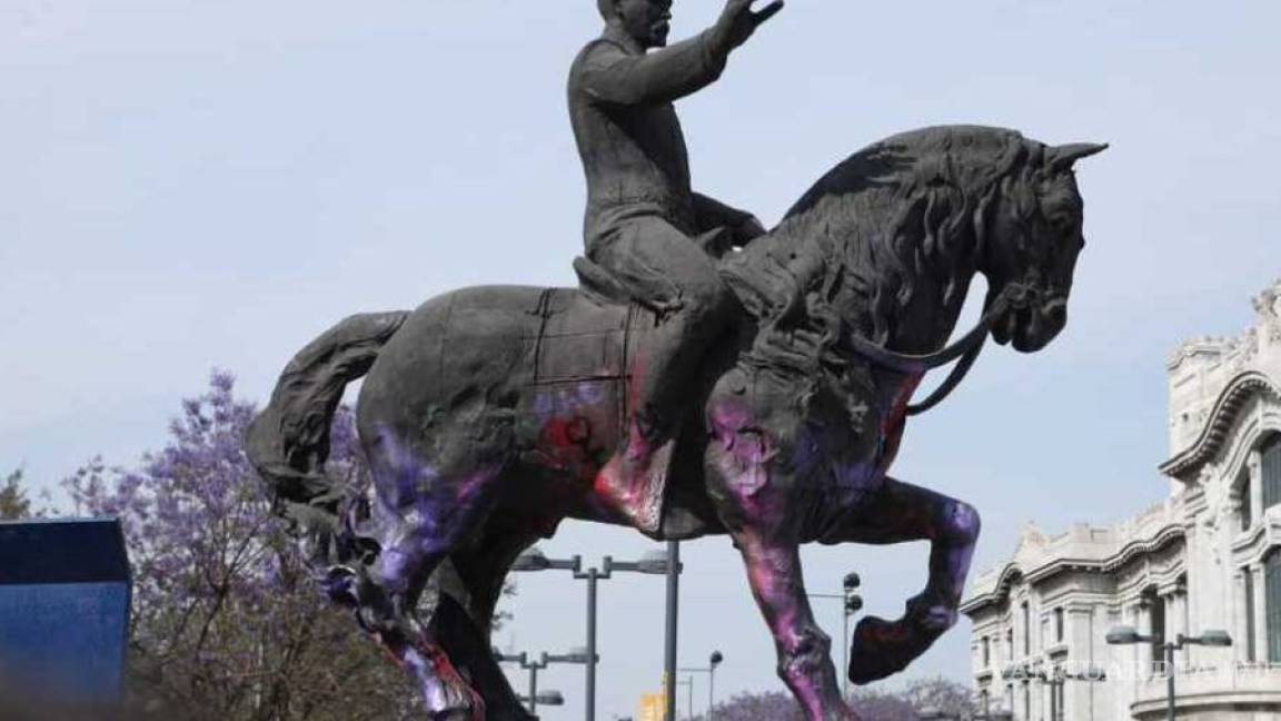 “Ojalá se quedara así como testimonio”, creador de escultura celebra que mujeres la hayan vandalizado