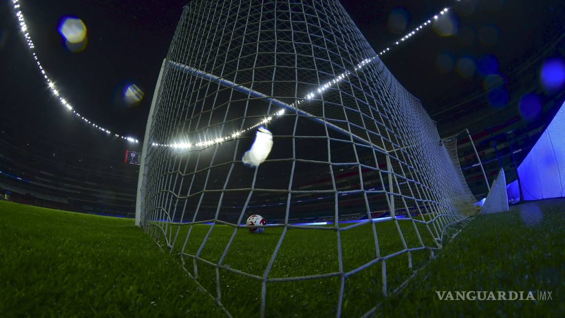 Regresa el futbol al Estadio Azteca y falla la iluminación