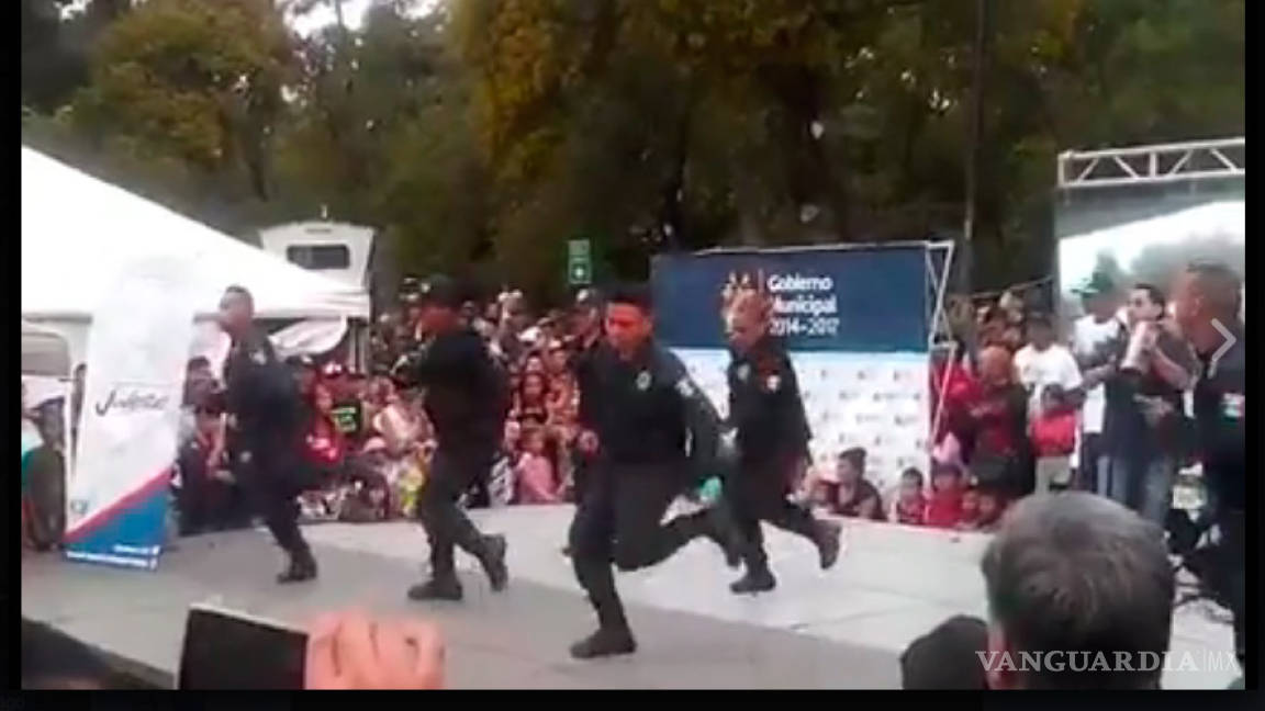 Policías de Saltillo echan 'retas' de colombianas (video)