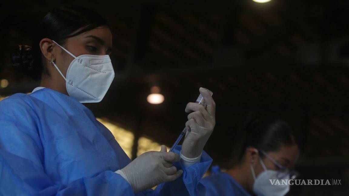 $!Equipo médico y de enfermería preparando el biológico.