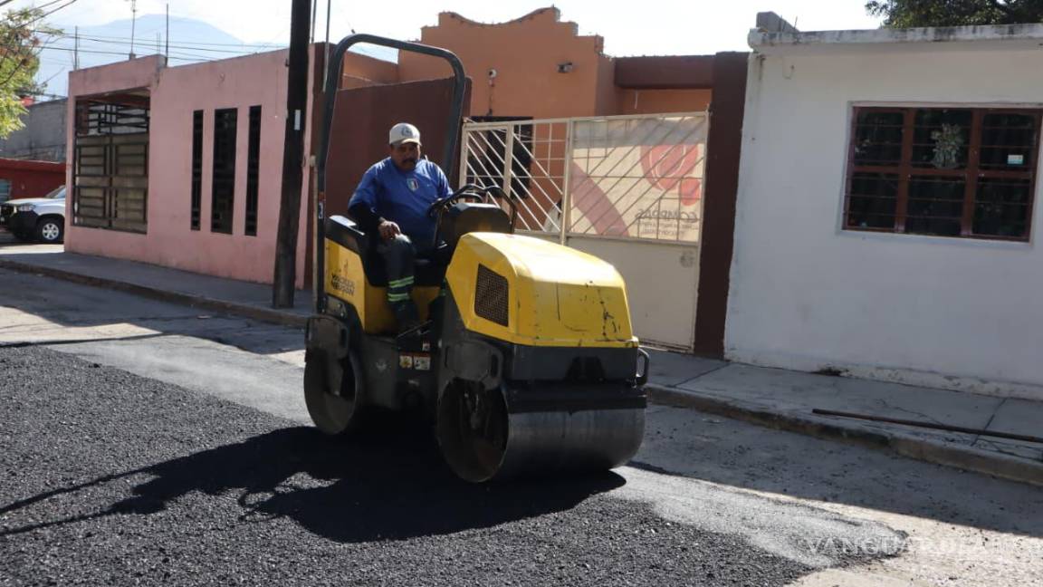$!Brigadas del programa “Aquí Andamos” realizan trabajos de bacheo en calles de la colonia La Madrid, atendiendo reportes ciudadanos.