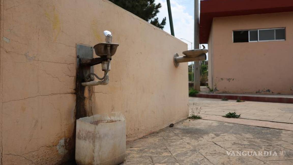 $!Los bebederos cercanos a los baños presentaron tuberías rotas, lo que afectó su funcionamiento.
