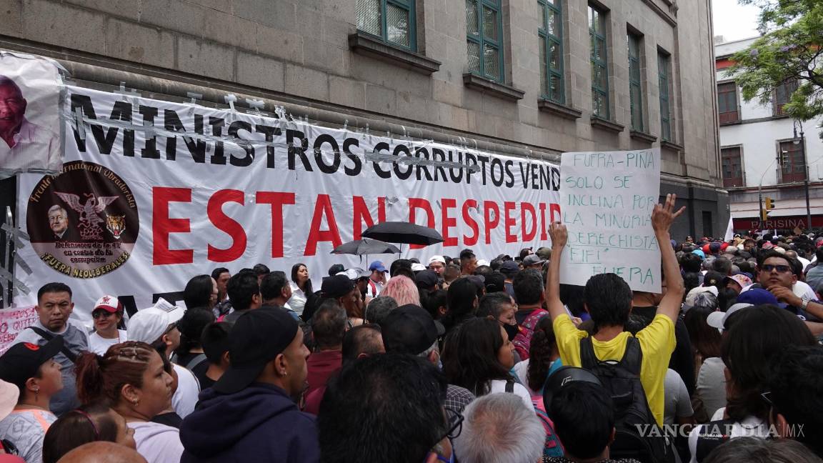 $!Simpatizantes de Morena llevan ‘féretros’ a la Suprema Corte