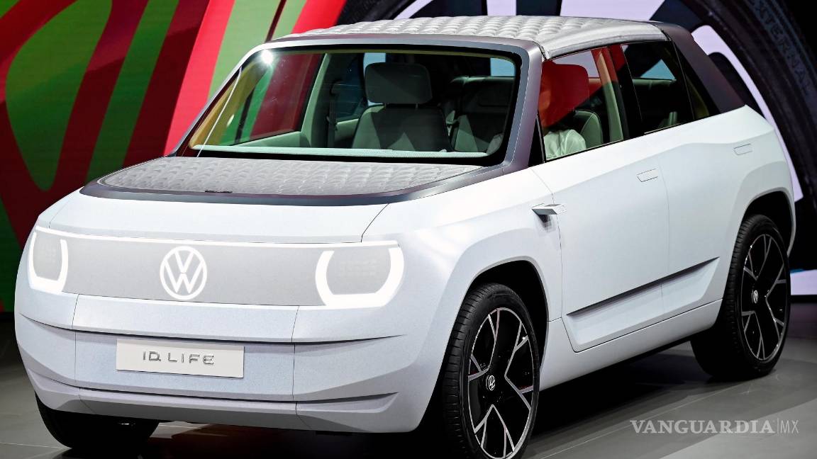 $!El Volkswagen VW ID. Life en exhibición en el primer día en el Salón Internacional del Automóvil IAA en Munich. EFE/EPA/Sascha Steinbach