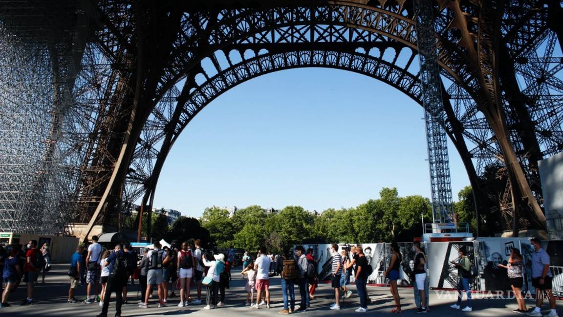 $!Así es cómo los turistas visitan la Torre Eiffel con restricciones por la pandemia del coronavirus en Francia (fotos)